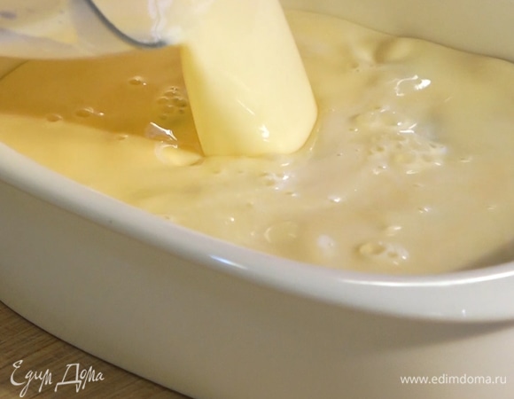 Фрукты залить сверху готовым тестом.