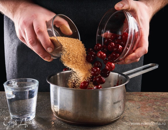 Вишню разморозьте и отожмите от лишней влаги. Вишню и сахар добавьте в сотейник, залейте кипяченой водой. 