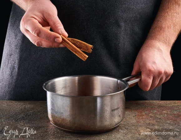 Добавьте корицу. Варите 10 минут на медленном огне.