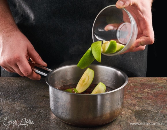 Яблоко очистите от сердцевины, нарежьте дольками, добавьте в сотейник к вишне.