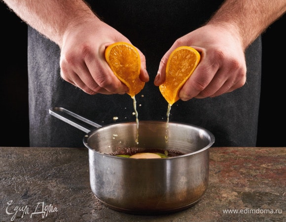 Выдавите сок апельсина.