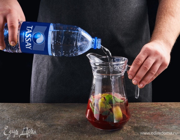 Налейте газированную воду Tassay, перемешайте.