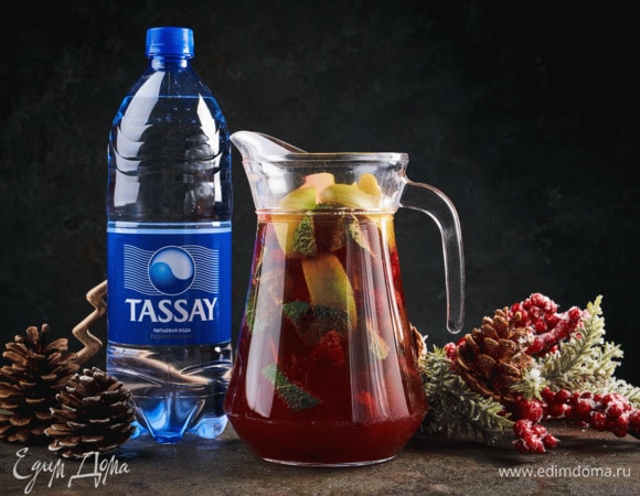 Разлейте лимонад по бокалам. Вторую половину апельсина нарежьте кружочками. Украсьте бокалы веточкой мяты и дольками апельсина.