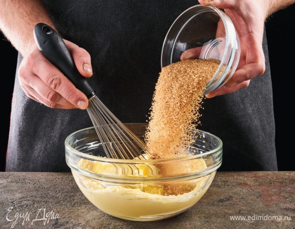 Размягченное масло взбивайте миксером в течение 5 минут. Добавьте коричневый сахар и взбивайте еще 3 минуты.