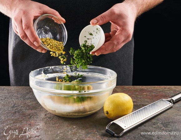 Цедру лимона натрите на мелкой терке, мяту мелко порубите. Фисташки очистите, обжарьте на сковороде без масла и мелко порубите. Добавьте фисташки, лимонную цедру и мяту в масляную смесь.