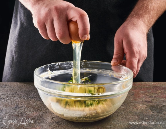 Добавьте яйцо, тщательно перемешайте миксером.