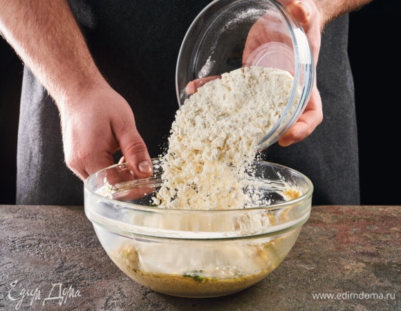 Добавьте муку, замесите упругое тесто.