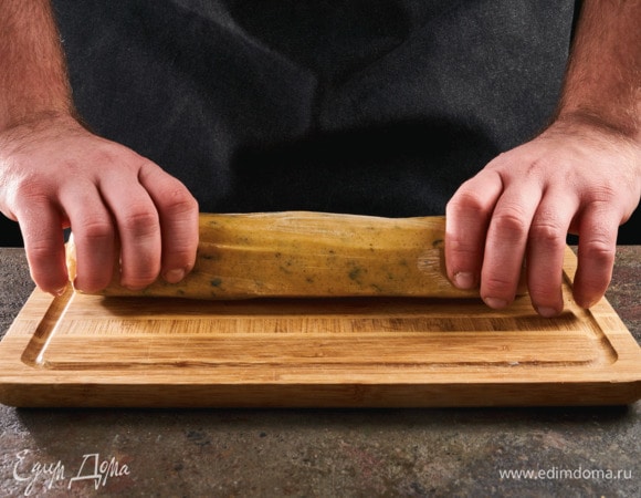 Сформируйте трубочку, накройте пищевой пленкой и уберите в холодильник на 2 часа.