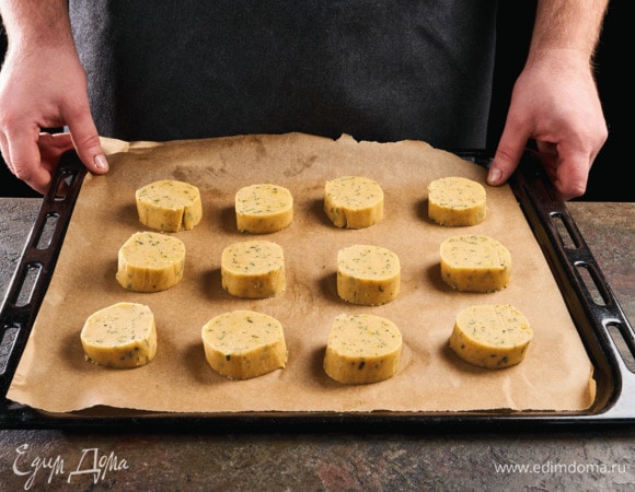 Разрежьте сформированное тесто на пласты по 2 см. Застелите противень пергаментной бумагой, выложите печенье. Поставьте печенье в разогретую до 180°С духовку и выпекайте 10 минут. Вытаскивайте сразу, как только начнут румяниться бока.