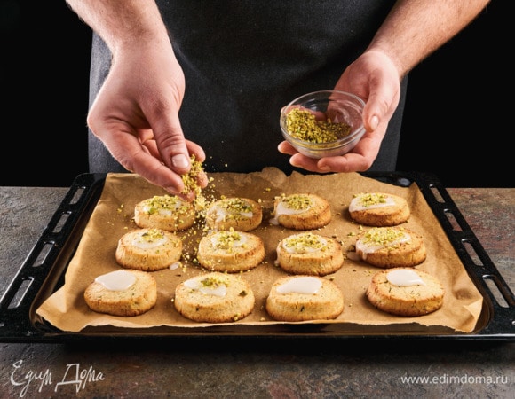 И украсьте кусочками фисташек.