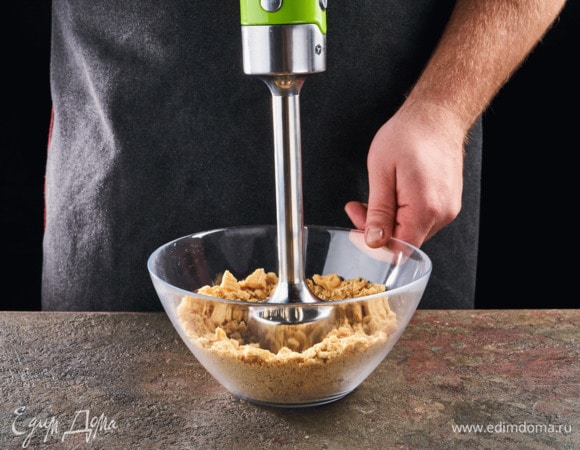 В блендере измельчите печенье в крошку.