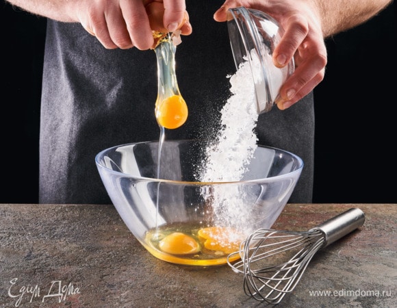 Перемешайте в глубокой миске сахарную пудру и яйца.