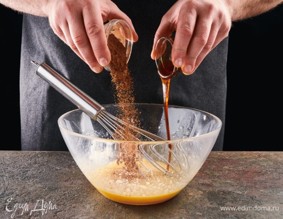 Добавьте оставшееся какао и ванильный экстракт. Перемешайте венчиком до однородного состояния.