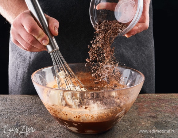 Добавьте сливочный сыр и рубленный шоколад. Перемешайте.