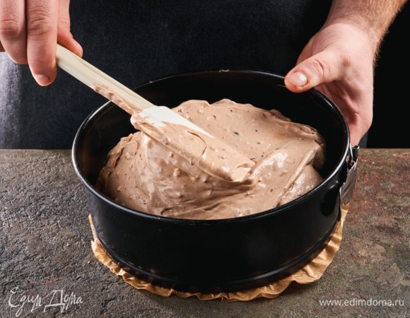 Когда корж будет готов, достаньте его из духовки и влейте сливочную массу в форму. В духовку поставьте глубокий противень с водой, а над ним — решетку. На решетку поставьте чизкейк и выпекайте при 160°С 1,5 часа.