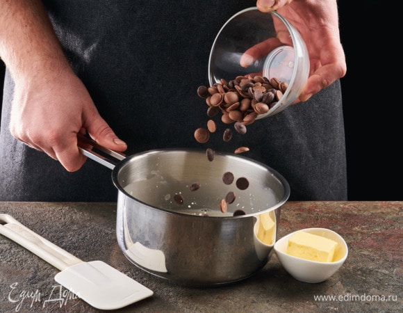 Сделайте ганаш. Нагрейте сливки, добавьте шоколад, перемешайте. Добавьте кусочек холодного сливочного масла, перемешайте.