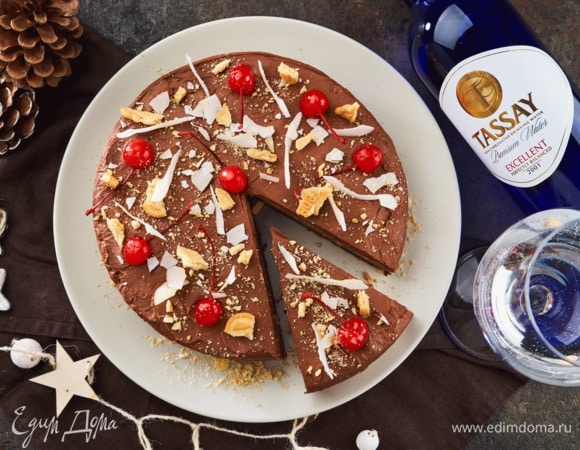 Распределите ганаш на остывшем чизкейке, украсьте вишней, поставьте в холодильник до полного остывания. Подавайте чизкейк с водой Tassay Excellent.