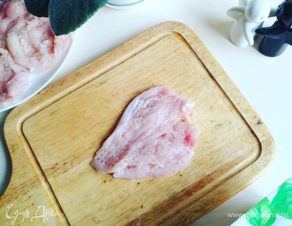 Нарежем его крупными кусками и слегка отобьем.