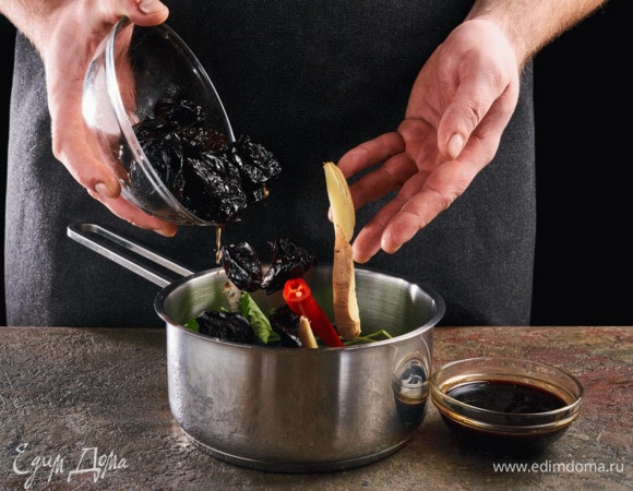 Перец чили и имбирь нарежьте крупно. В сотейник добавьте чернослив, соевый соус, имбирь, перец чили и кинзу.