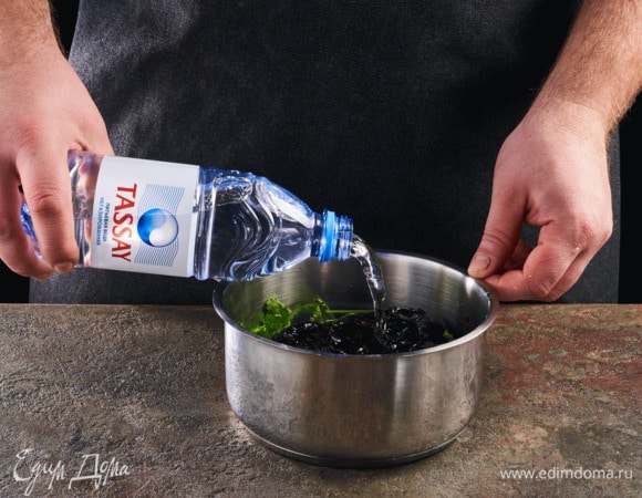 Добавьте негазированную воду Tassay. Измельчите все блендером.