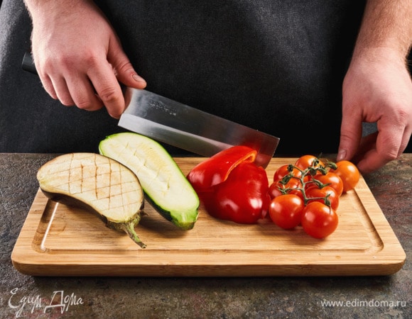 Баклажан и цукини разрежьте пополам, сделайте надрезы. Болгарский перец нарежьте крупно (помидоры черри оставляем на ветке).