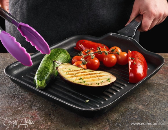 Овощи посолите, поперчите, сбрызните оливковым маслом, обжарьте на сковороде-гриль.