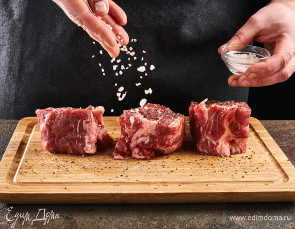 Мясо промойте, обсушите бумажным полотенцем, разрежьте на порционные курки, поперчите, посолите.