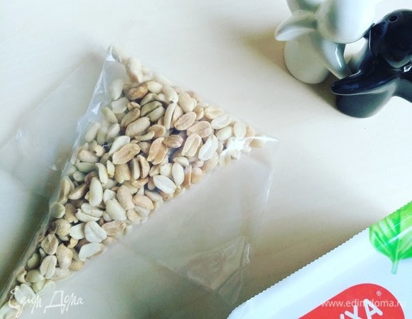 Теперь приступим к панировке. Соленый арахис я измельчаю в пакете.