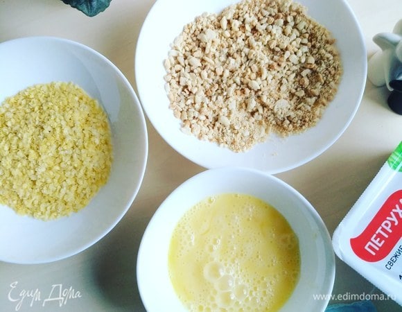Осталось взбить яйца и насыпать пшенные хлопья.