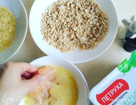 Затем наши кусочки курицы обмакиваем сначала в яйце.