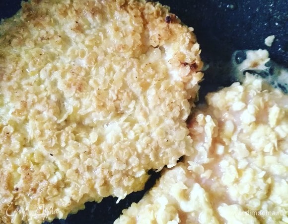 Выкладываем мясо на разогретую сковороду. Обжариваем на растительном масле с двух сторон до готовности.