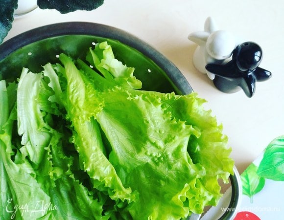 Листья салата моем и высушиваем на бумажном полотенце.