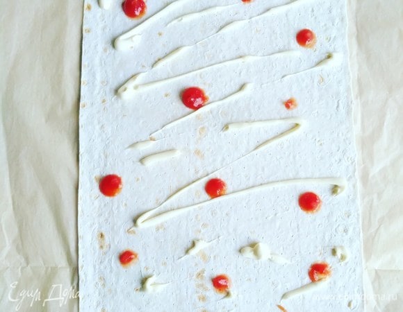 Берем лаваш и слегка смажем майонезом и кетчупом.