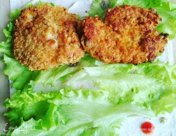 Затем — листья салата и мясо.