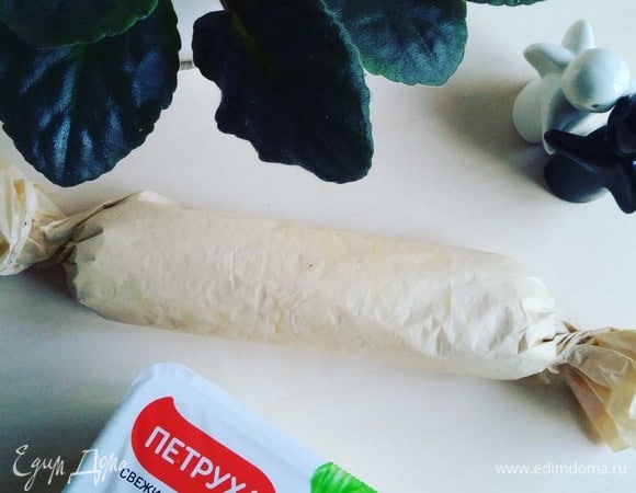 Затем завернем в пергаментную бумагу.