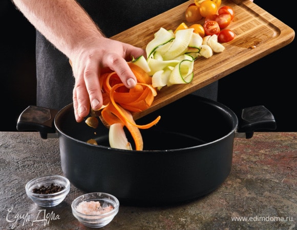 На сковороде в оливковом масле обжарьте все нарезанные овощи 1,5 минуты. Посолите, поперчите. 