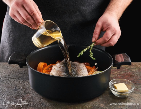 Добавьте тимьян и вино. Добавьте кусочек сливочного масла.