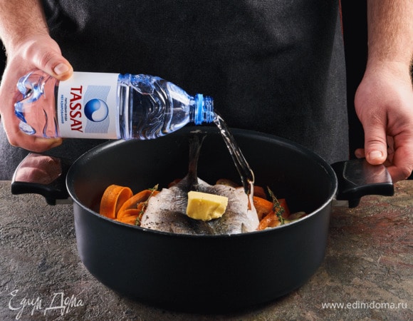 Добавьте воду Tassay. Накройте крышкой, томите 7 минут.