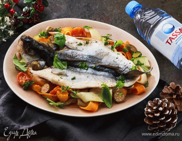 Подавайте рыбу, полив соусом с овощами и украсив петррушкой и базиликом.