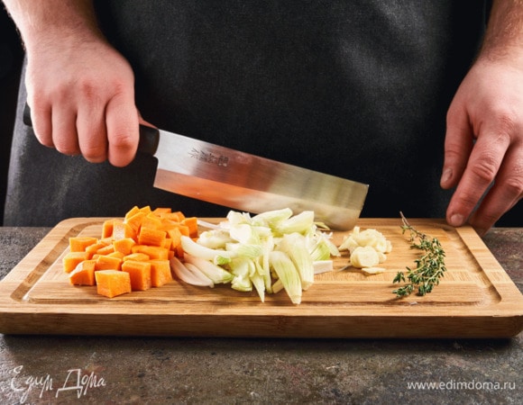 Лук, морковь нарежьте крупно. Чеснок порубите.