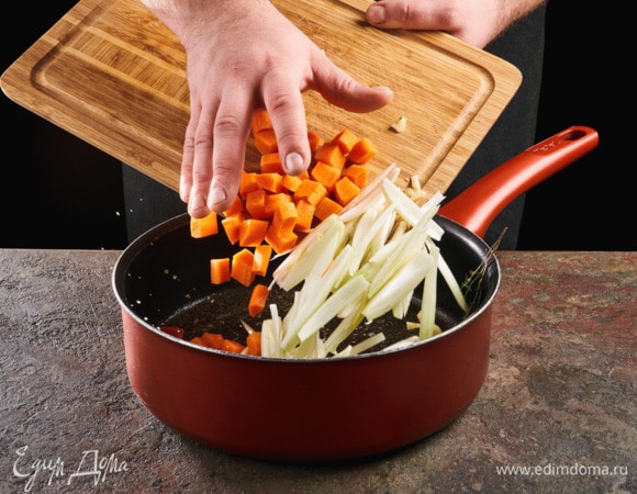 В сковороде растопите сливочное масло, добавьте овощи и веточку тимьяна. Обжарьте до золотистого цвета.