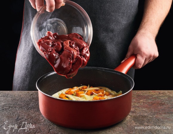 Печень тщательно промойте, добавьте в сковородку, обжарьте 10 минут.