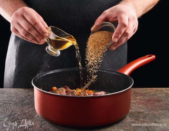 Добавьте коньяк и коричневый сахар.