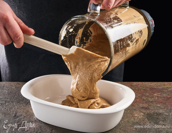 Пробейте паштет блендером. Переложите в глубокую чашку, накройте крышкой и поставьте в холодильник на час.