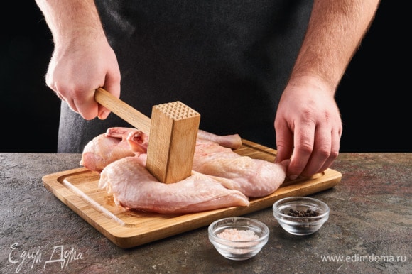 Цыпленка разрежьте вдоль грудки, обсушите бумажным полотенцем. Переверните его внутренней сторон вниз и немного отбейте. Смажьте солью и перцем.