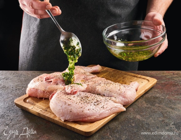 Смажьте этой смесью курицу со всех сторон.