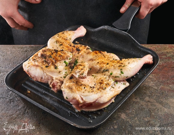 Обжарьте цыпленка с обеих сторон на сковороде гриль до золотистой корочки.