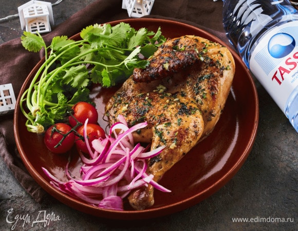 Поставьте в разогретую до 190°С духовку. Запекайте 60 минут, периодически поливая винным соусом.