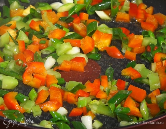 Всыпать овощи на сковороду, обжарить.