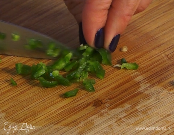 Мелко нарезать перец чили, добавить к овощам.